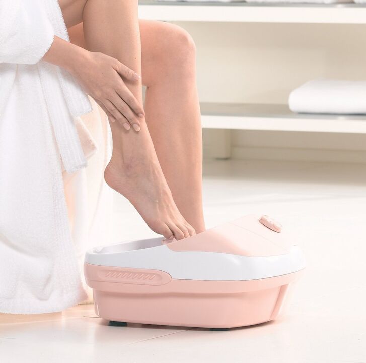 Um escalda-pés com suco ou óleo de celidônia ajudará a se livrar do fungo nas unhas